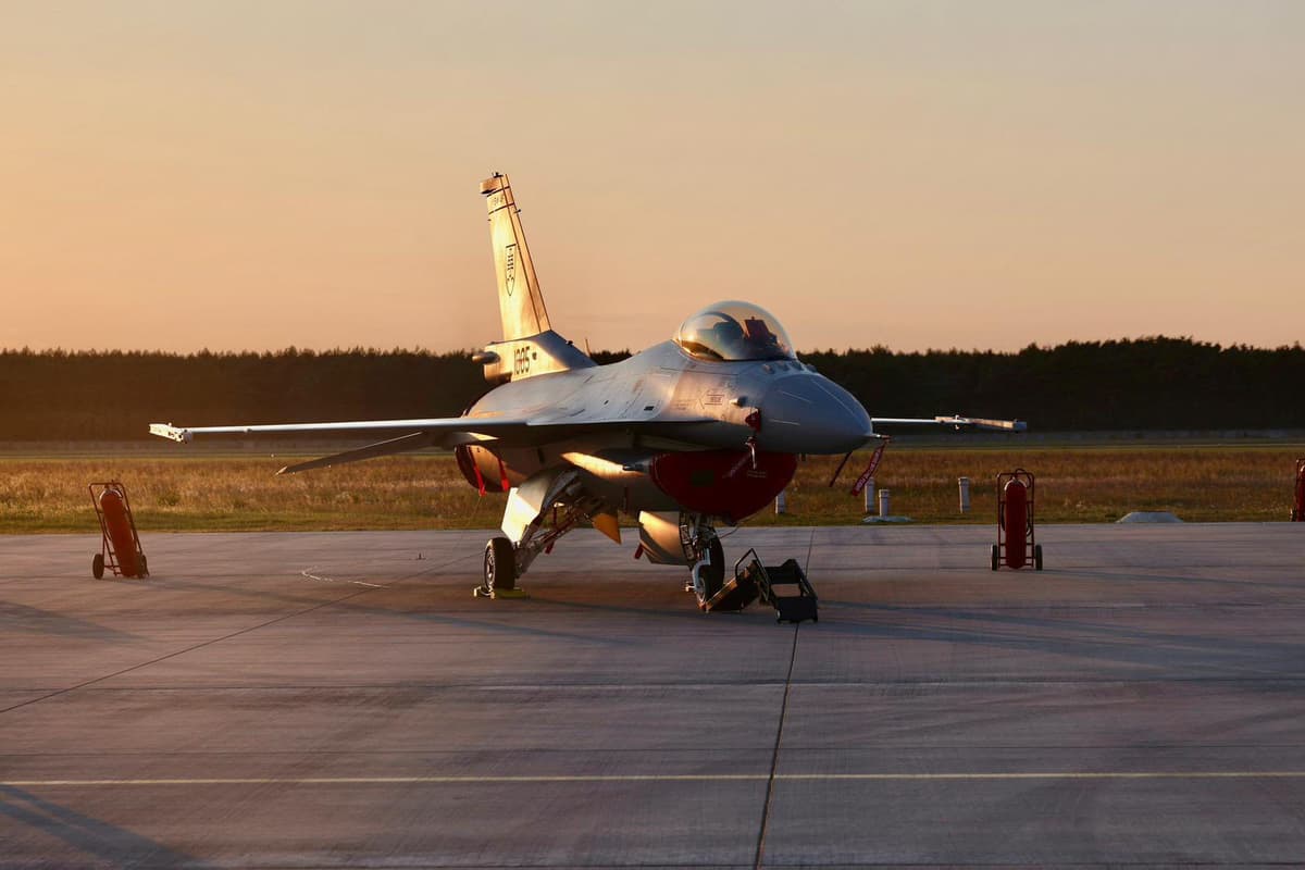 Slovenská stíhačka F-16 na letisku v Kuchyni. Foto: FB/Ministerstvo obrany Slovenskej republiky
