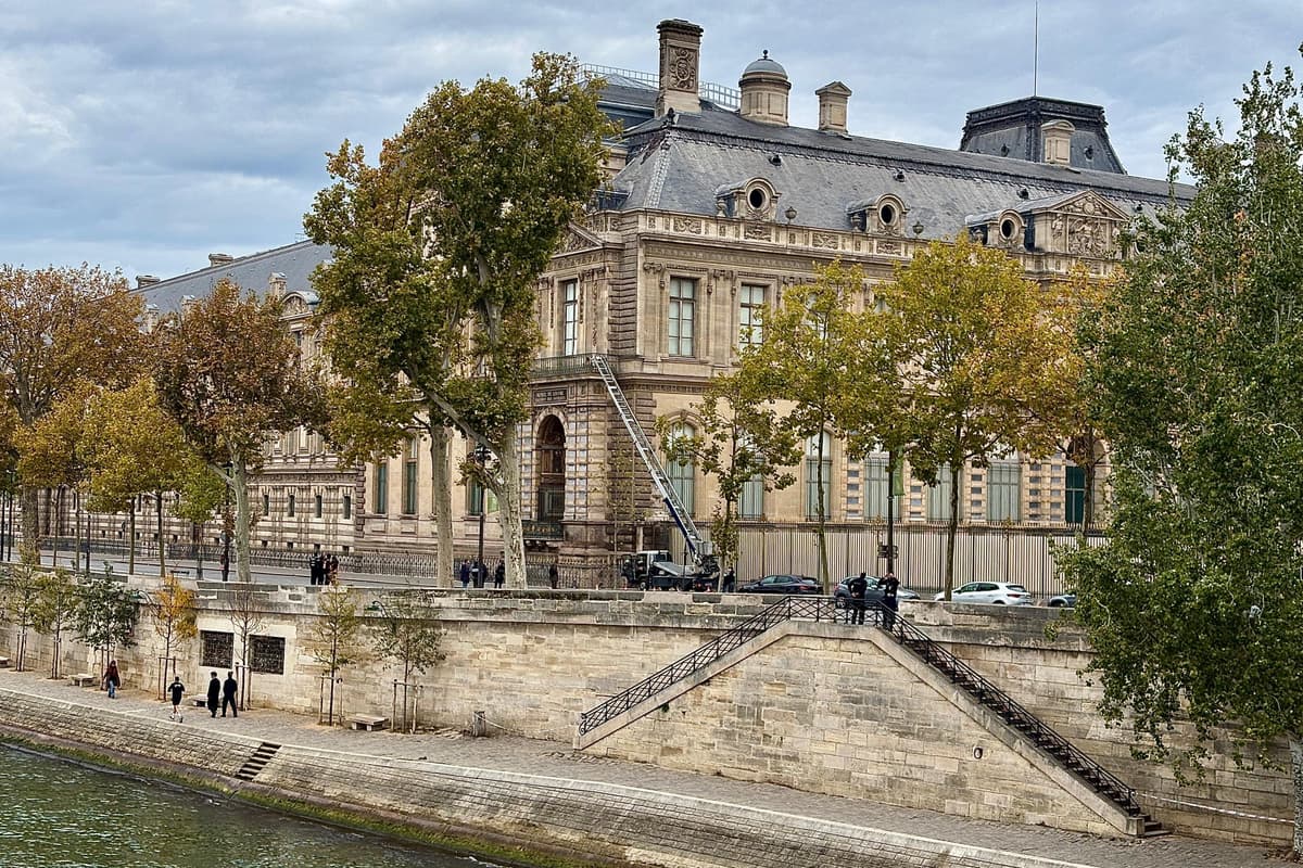 Na snímke vysokozdvižný rebrík, ktorý použili zlodeji na krádež šperkov z múzea Louvre v Paríži v nedeľu 19. októbra 2025. FOTO:TASR/AP Photo/Alexander Turnbull