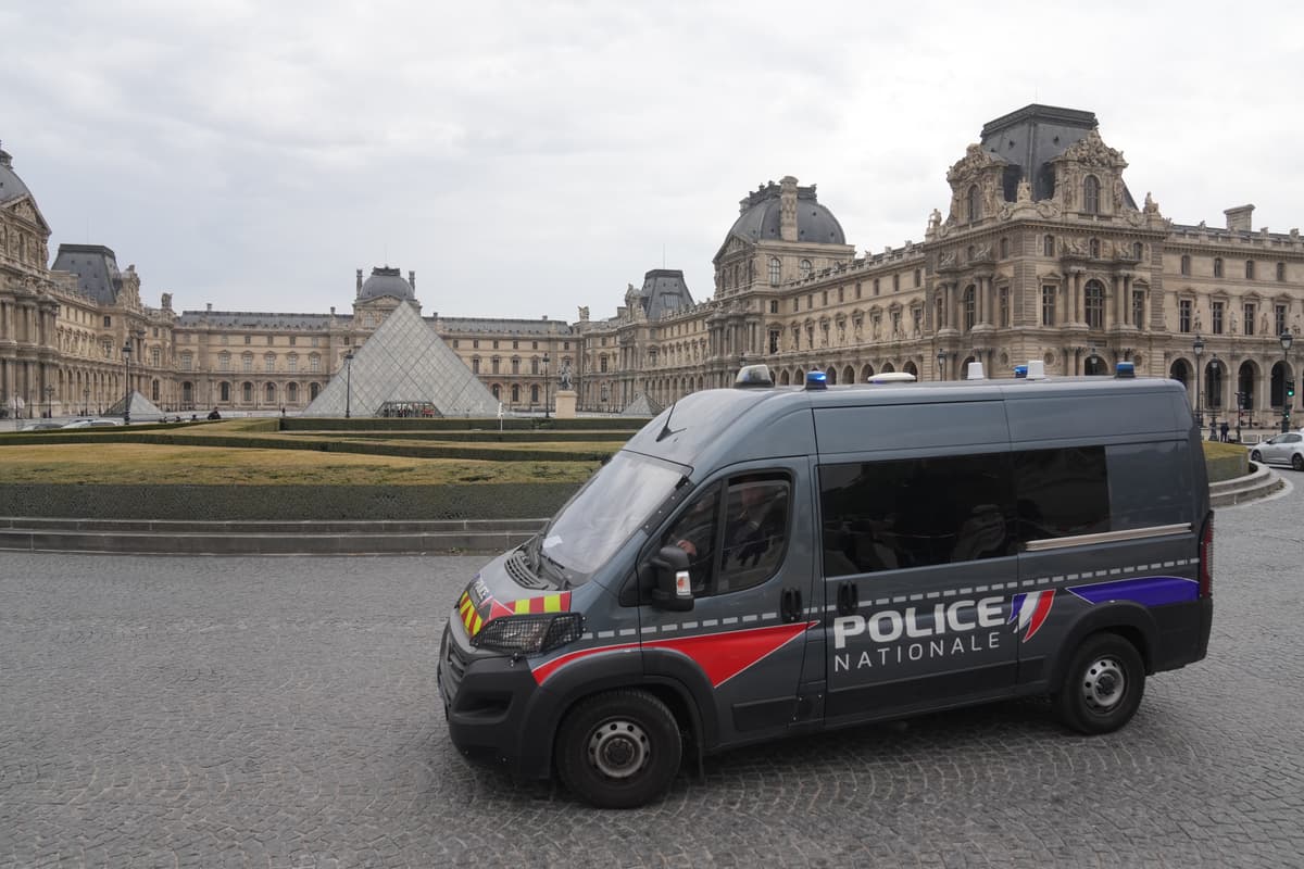 Policajná dodávka hliadkuje po krádeži šperkov na nádvorí dočasne zatvoreného múzea Louvre v Paríži. Foto: TASR/AP