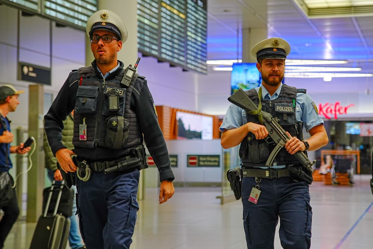 Policajti hliadkujú na letisku v Mníchove po tom, čo letisko pozastavilo prevádzku kvôli možnému novému pozorovaniu dronov v piatok 3. októbra 2025. FOTO:TASR/Enrique Kaczor/dpa via AP