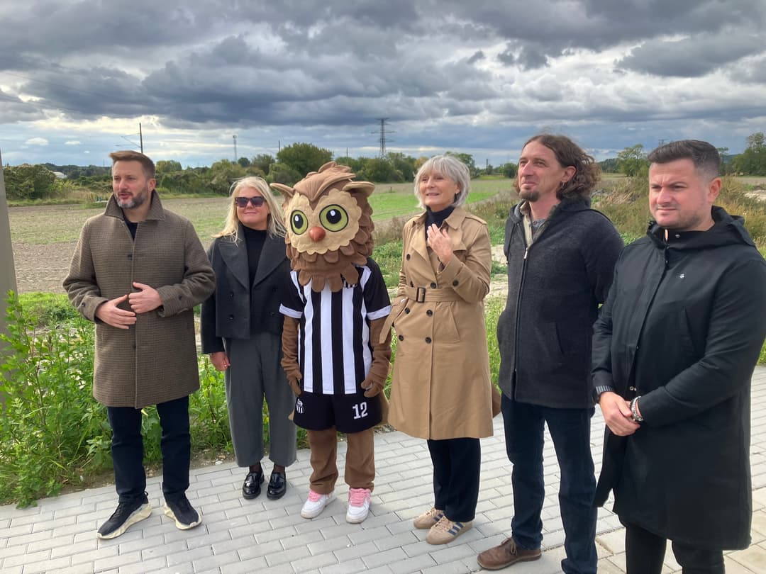 Na snímke primátor Matúš Vallo, spolu s námestníčkami Lenkou Antalovou Plavuchovou, Tatianou Kratochvílovou a s predstaviteľmi FC Petržalka Marekom Mojtom a Andrejom Kalinom. FOTO: Redakcia Marker