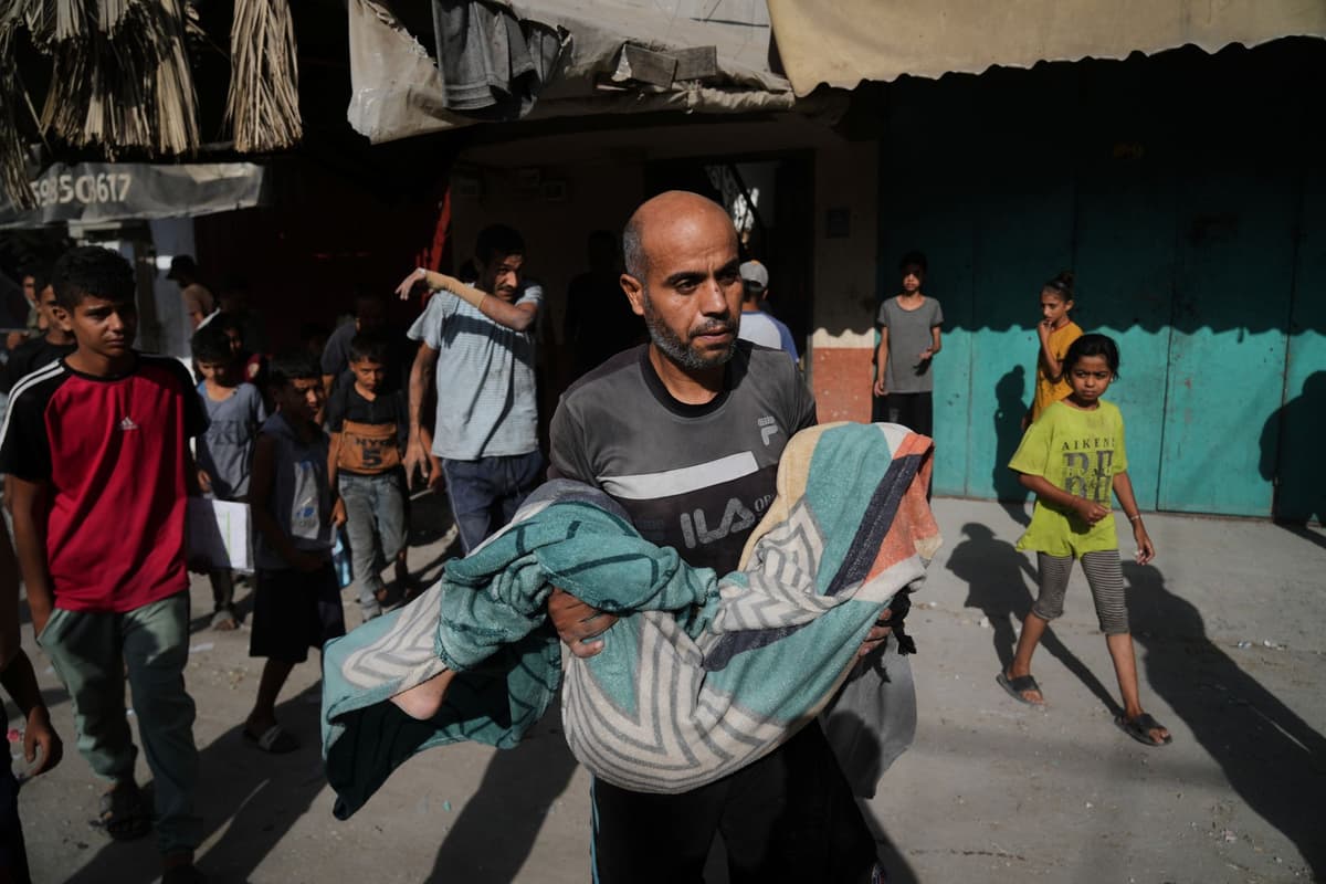 Palestínčan nesie telo 12-ročného chlapca Hassana Nasra, ktorý zahynul po izraelskom útoku v meste Záwajda 25. septembra 2025. Foto: TASR/AP