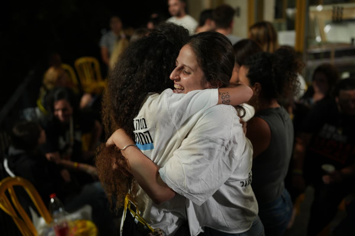 Príbuzní a podporovatelia izraelských rukojemníkov zadržiavaných Hamasom v Pásme Gazy oslavujú po oznámení, že Izrael a Hamas sa dohodli na prvej fáze mierového plánu. Foto: TASR/AP