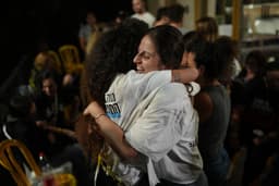 Príbuzní a podporovatelia izraelských rukojemníkov zadržiavaných Hamasom v Pásme Gazy oslavujú po oznámení, že Izrael a Hamas sa dohodli na prvej fáze mierového plánu. Foto: TASR/AP