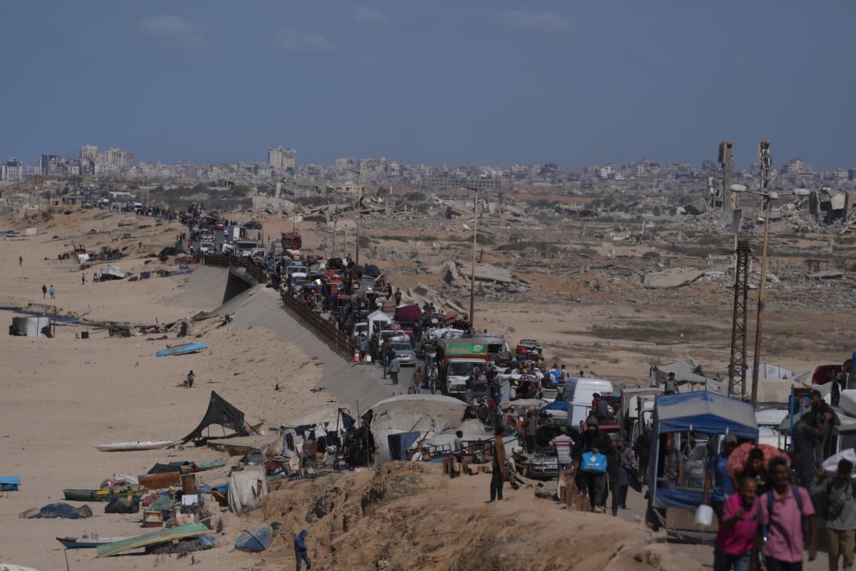 Vysídlení Palestínčania kráčajú so svojimi osobnými vecami na ceste pri pobreží neďaleko Wadi Gazy, v centrálnom Pásme Gazy v sobotu 11. októbra 2025 smerom do mesta Gaza. Foto: TASR/AP