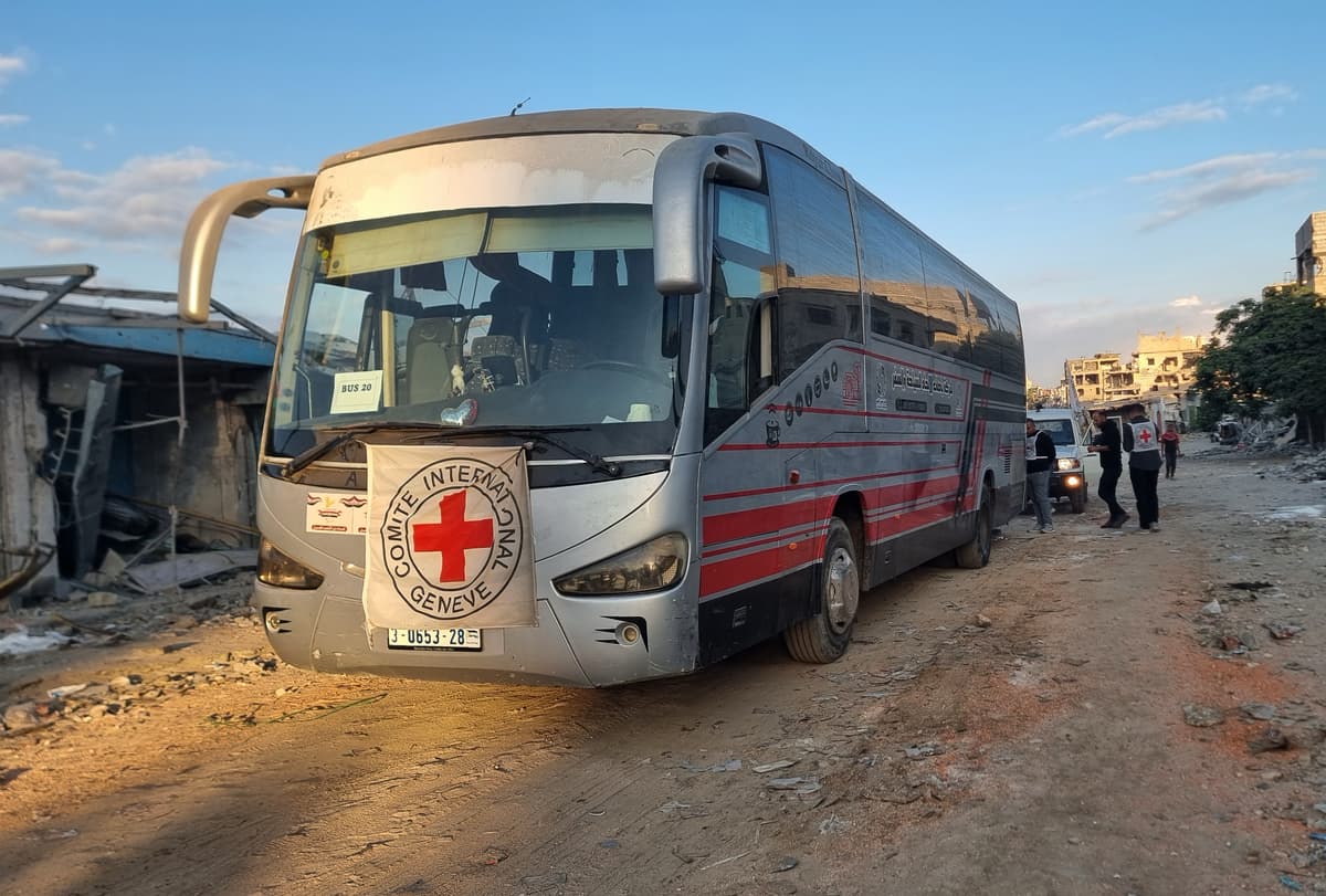 Vozidlá a autobus Červeného kríža stoja v meste Chán Júnis na juhu Pásma Gazy pred prepustením palestínskych väzňov Izraelom. Foto: TASR/AP