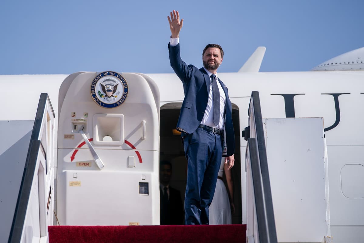 Americký viceprezident J. D. Vance máva pred odletom do Washingtonu na letisku v Tel Avive 23. októbra 2025. Foto: TASR/AP