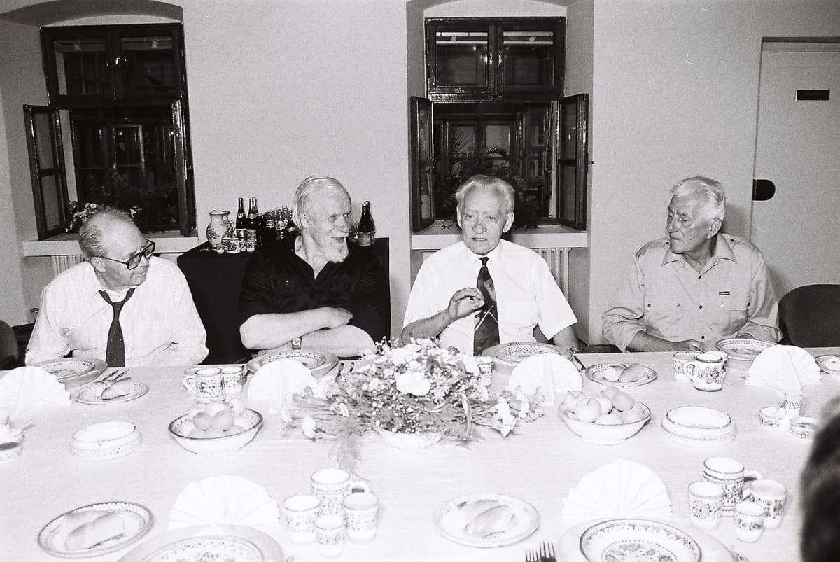 Druhá Strmeňova návšteva Slovenska: zľava Viliam Turčány, Milan Rúfus, Karol Strmeň a Ladislav Ťažký (júl 1992). Foto: archív M. M.