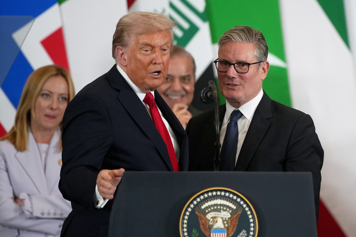 rezident USA DDonald Trump (vľavo v popredí) a britský premiér Keir Starmer rozprávajú počas mierového summitu o Pásme Gazy v egyptskom Šarm aš-Šajchu. Foto: TASR/AP