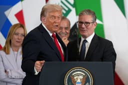 Prezident USA DDonald Trump (vľavo v popredí) a britský premiér Keir Starmer rozprávajú počas mierového summitu o Pásme Gazy v egyptskom Šarm aš-Šajchu. Foto: TASR/AP