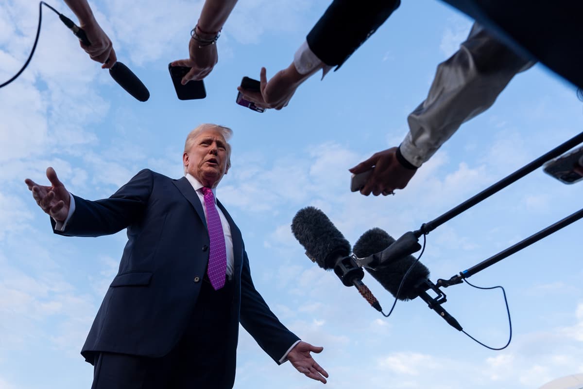 Donald Trump hovorí s novinármi na letisku v americkom Morristowne. Foto: TASR/AP