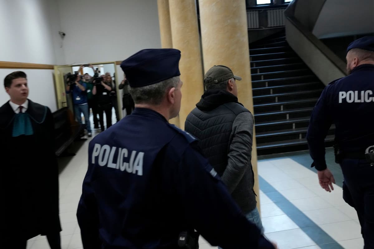 Ukrajinec Volodymyr Z. (druhý vpravo) prichádza na súd vo Varšave v 17. piatok 2025. Foto: TASR/AP