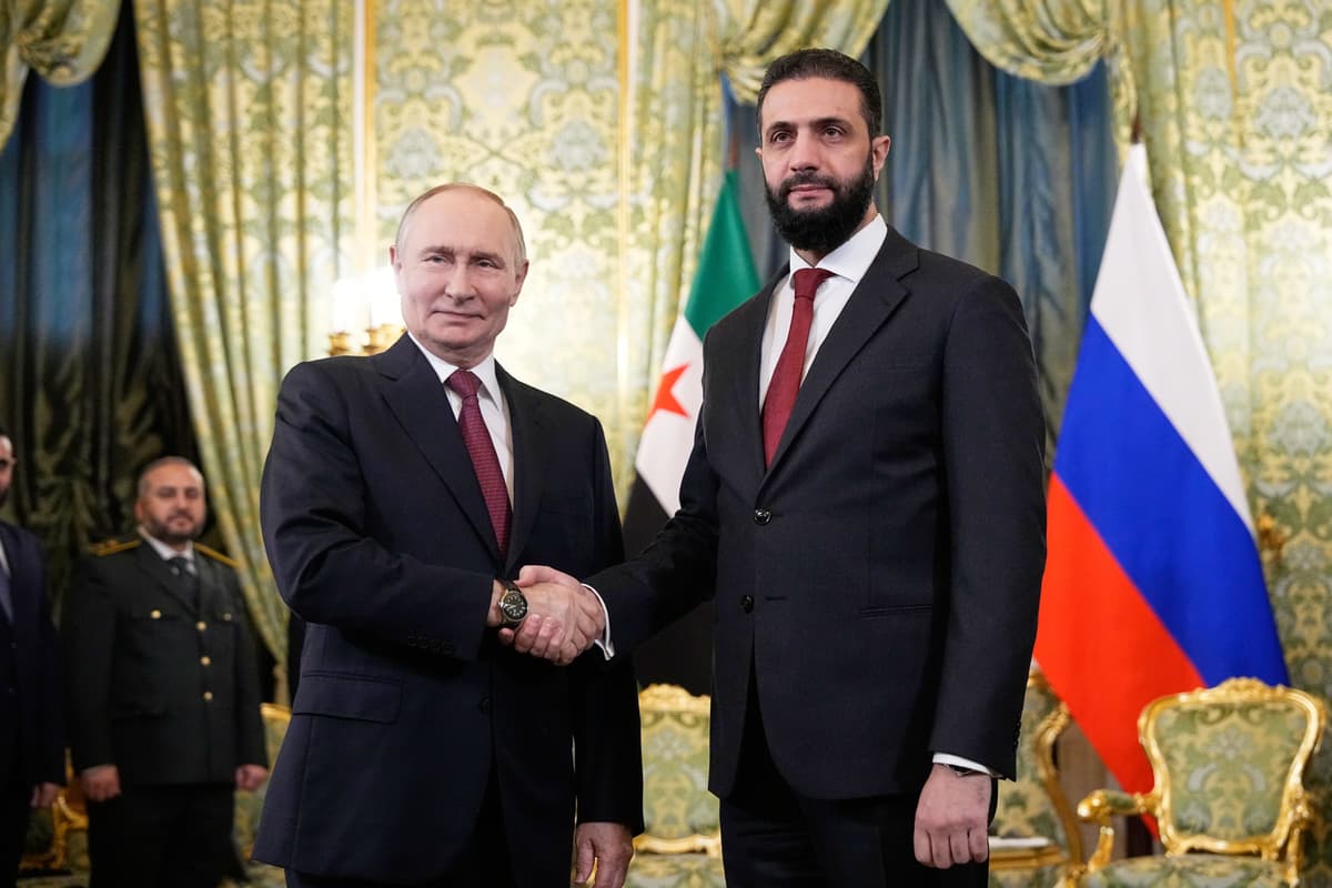 Ruský prezident Vladimir Putin (vľavo) a sýrsky dočasný prezident Ahmad Šara si podávajú ruky počas stretnutia v Moskve. Foto: TASR/AP