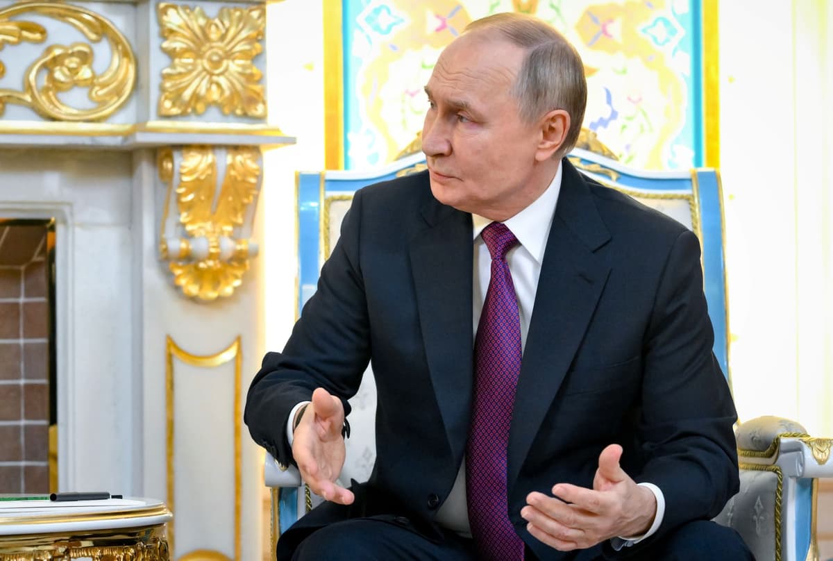Vladimir Putin hovorí s Ilhamom Alijevom (nie je na fotke) v rámci samitu Stredná Ázia-Rusko v tadžickom meste Dušanbe 9. októbra 2025. Foto: TASR/AP