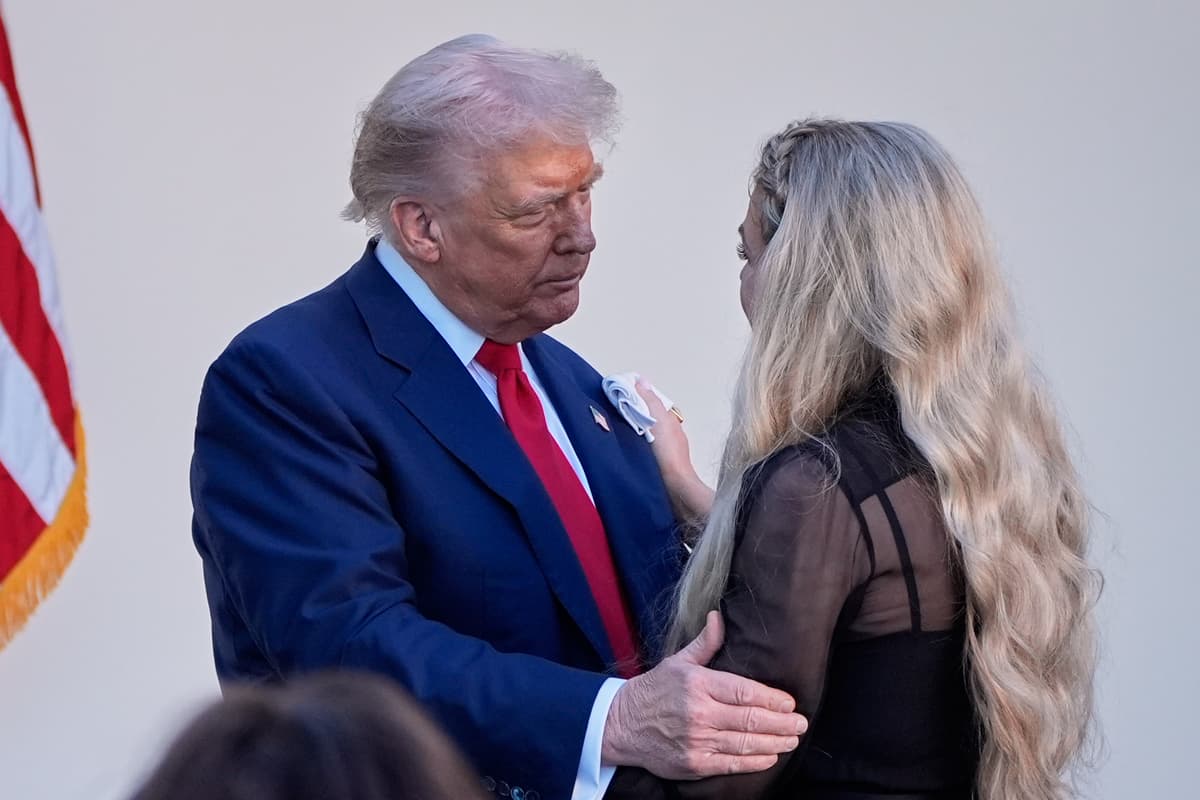 Donald Trump a Erika Kirková sa rozprávajú po tom, čo udelil jej zosnulému manželovi Prezidentskú medailu slobody 14. októbra 2025 v Bielom dome. Foto: TASR/AP