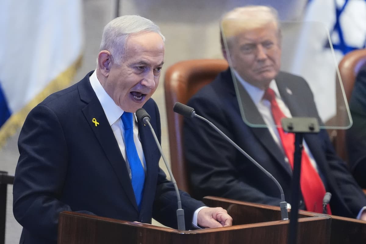 Izraelský premiér Benjamin Netanjahu, ktorého počúva počas prejavu americký prezident Donald Trump. Foto: TASR/AP