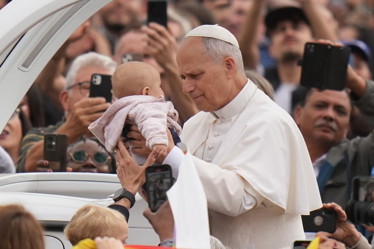 Pápež Lev XIV. požehnáva dieťa na konci omše pri príležitosti Jubilea migrantov a misionárov na Námestí svätého Petra vo Vatikáne, nedeľa 5. októbra 2025. Foto: TASR/AP