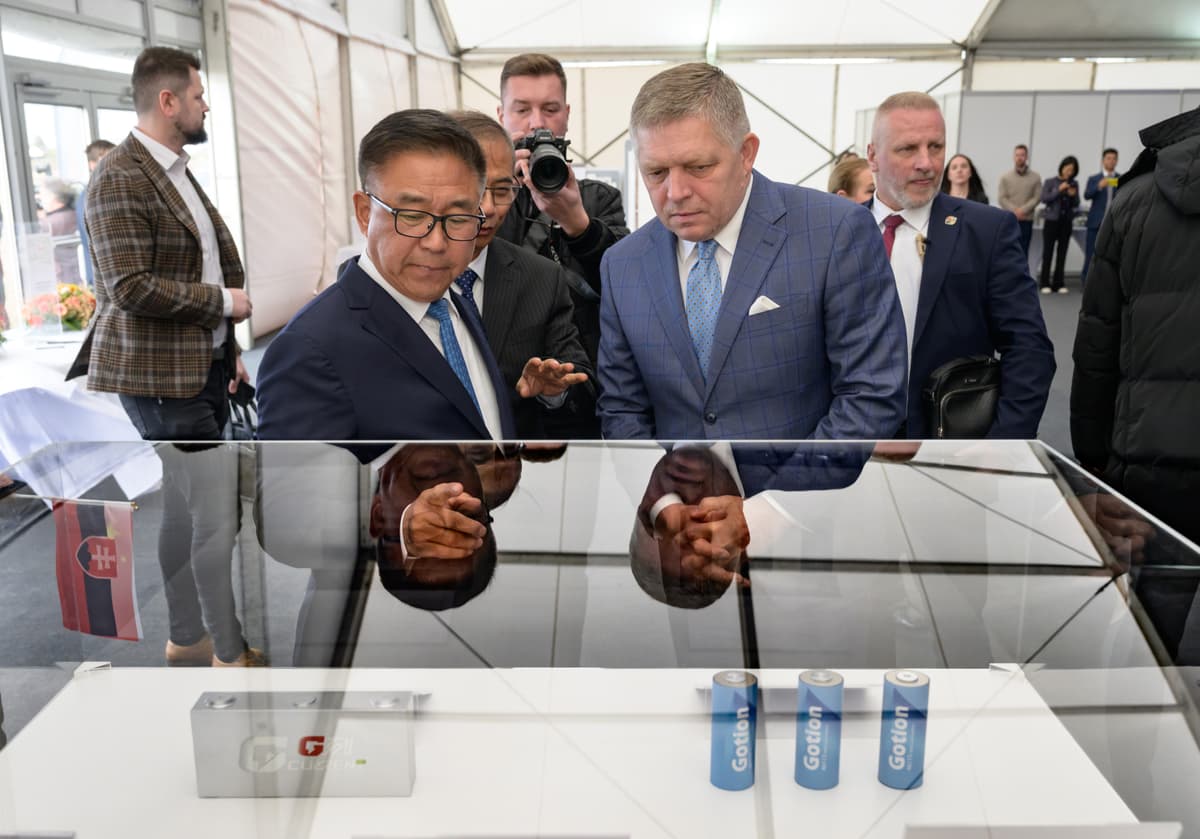 Predseda predstavenstva Gotion Hi-Tech Li Čen a premiér Robert Fico (Smer) 28. októbra v Šuranoch. Foto: Henrich Mišovič/TASR