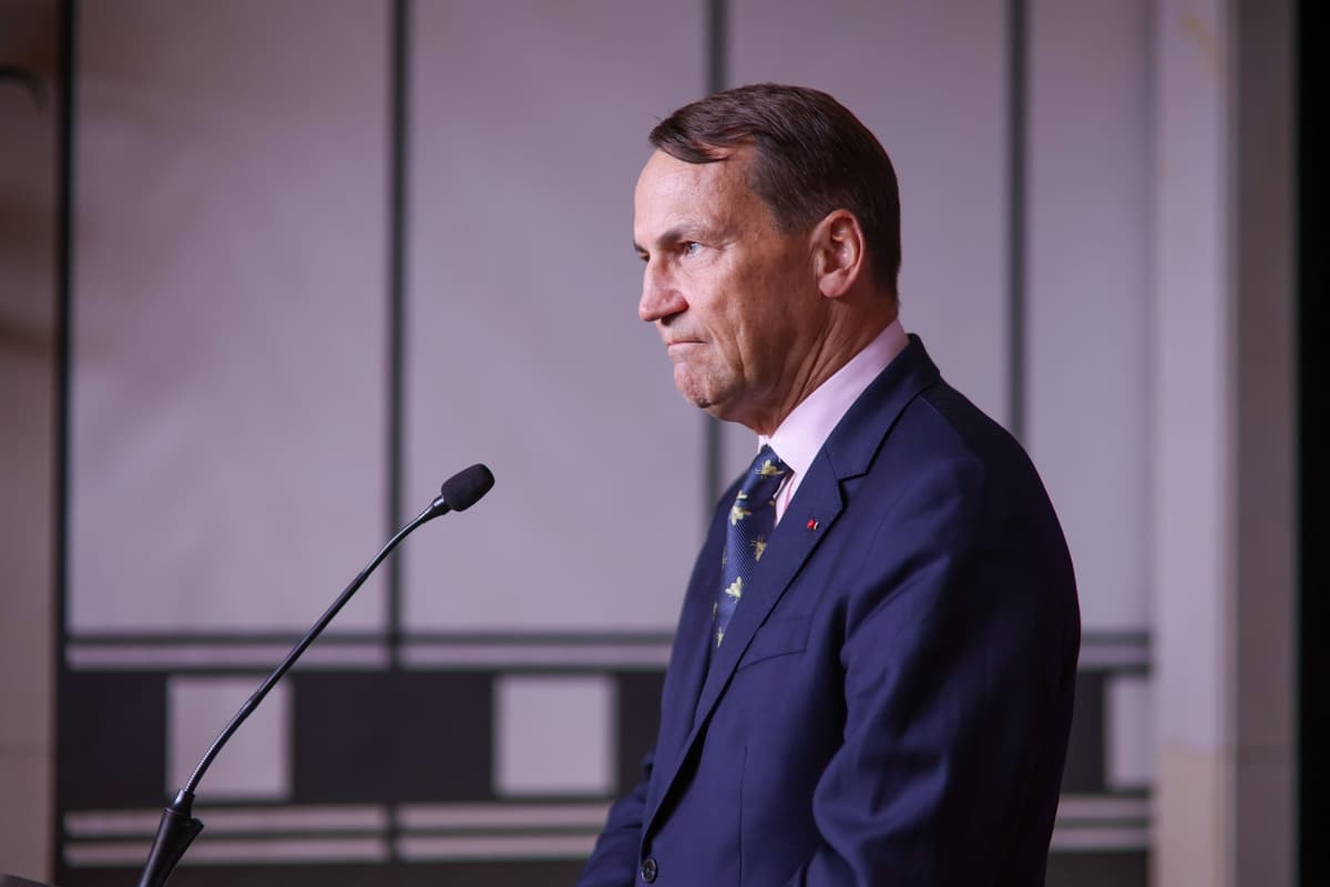 Na snímke poľský minister zahraničných vecí Radoslaw Sikorski počas tlačovej konferencie vo Varšave v stredu 10. septembra 2025. Foto: TASR/AP
