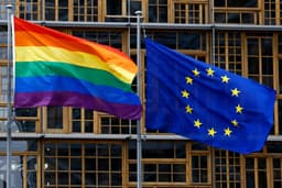 EÚ a dúhová vlajka v Bruseli - ilustračný záber. Foto ALEXANDROS MICHAILIDIS / Alamy / Profimedia