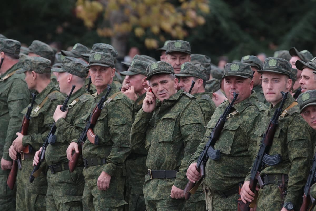 Rezervisti povolaní počas čiastočnej mobilizácie sa zúčastňujú na slávnostnom odprevádzaní v Sevastopole na Kryme 27. septembra 2022. Foto: STRINGER / AFP / Profimedia