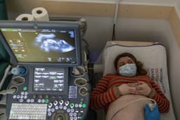 Ukrajinská náhradná matka na pravidelnej lekárskej kontrole v roku 2024. Foto ian Marco Benedetto / ANADOLU / Anadolu via AFP / Profimedia