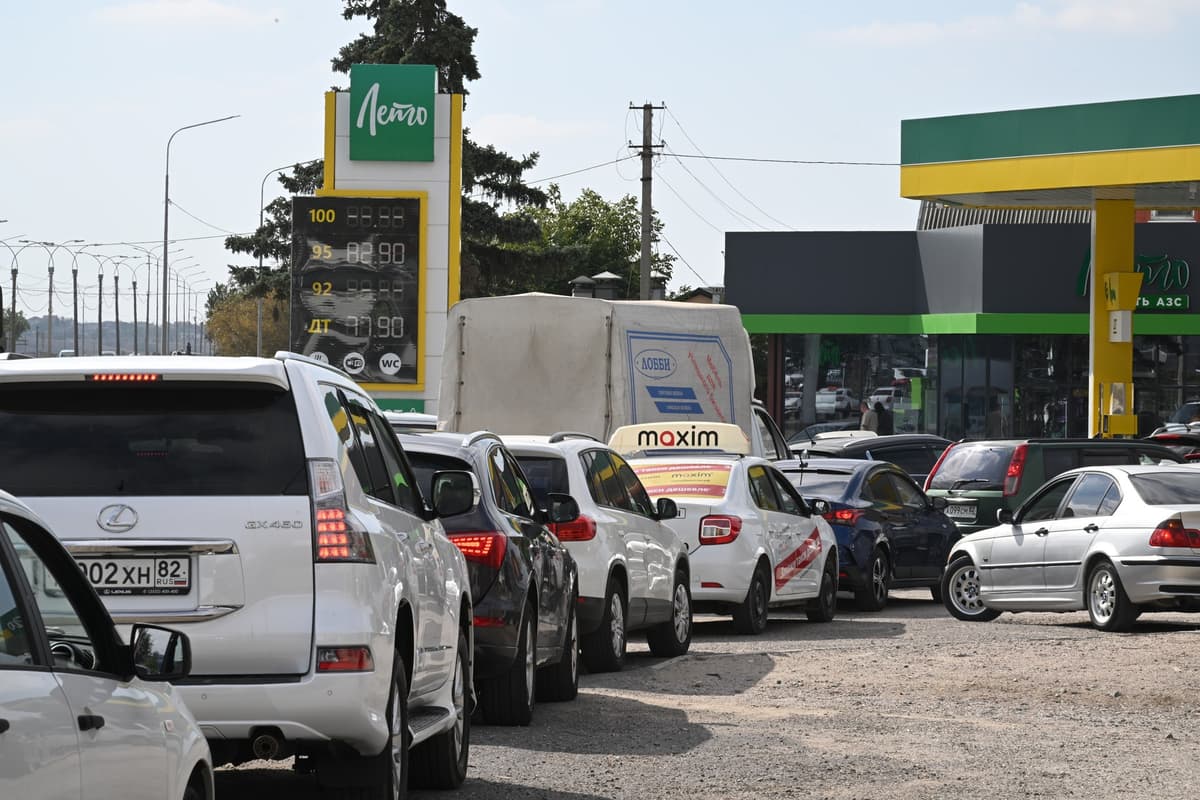 Autá čakajú v rade na palivo na čerpacej stanici Leto uprostred nedostatku benzínu na Kryme. Foto: RIA Novosti / Sputnik / Profimedia
