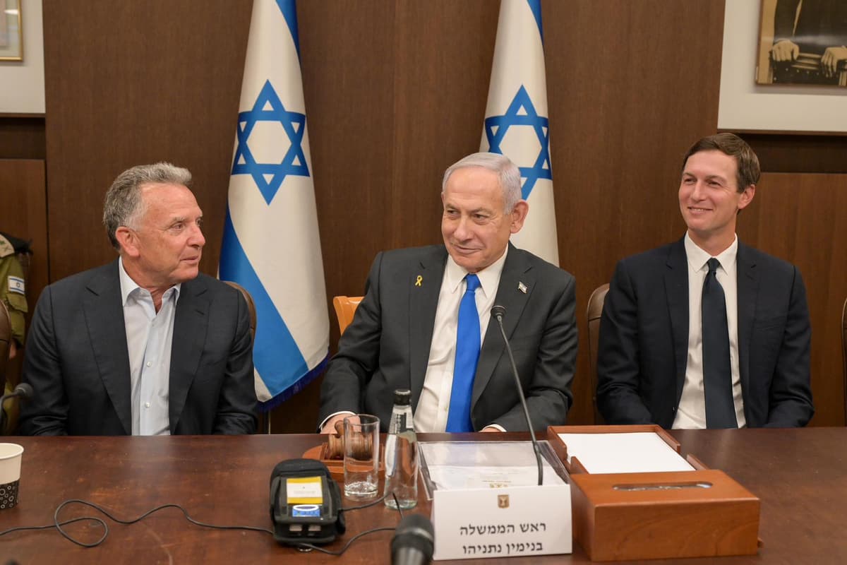 Steven Witkoff, Benjamin Netanjahu a Jared Kushner na stretnutí izraelského kabinetu. Foto Chen Junqing / Xinhua News / Profimedia