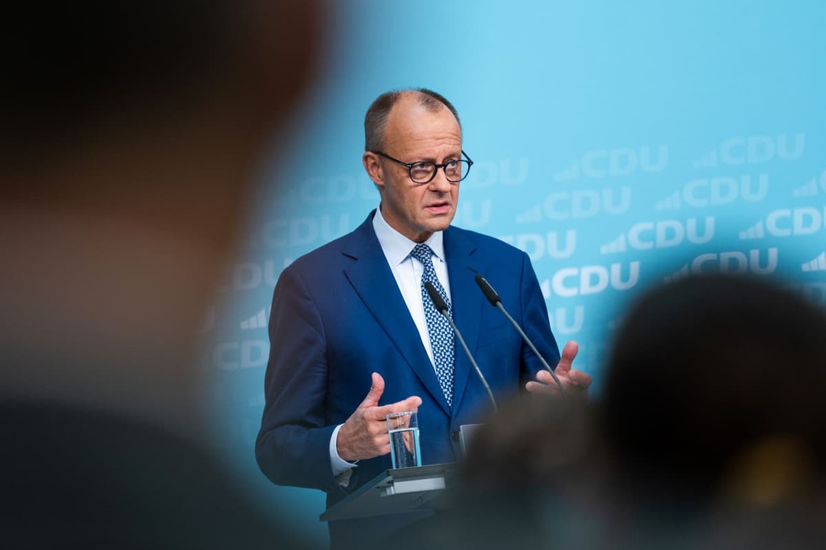 Friedrich Merz hovorí počas tlačovej konferencie po zasadnutí predsedníctva CDU v Berlíne v pondelok 20. októbra 2025. Foto: TASR/DPA