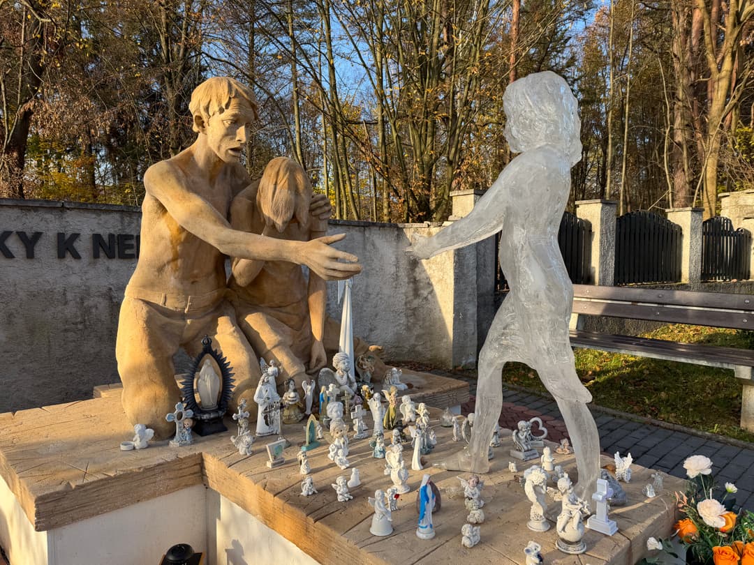 Na snímke pomätník a hrob pre nenarodené deti na cintoríne vo Svidníku. FOTO: TASR/Maroš Černý