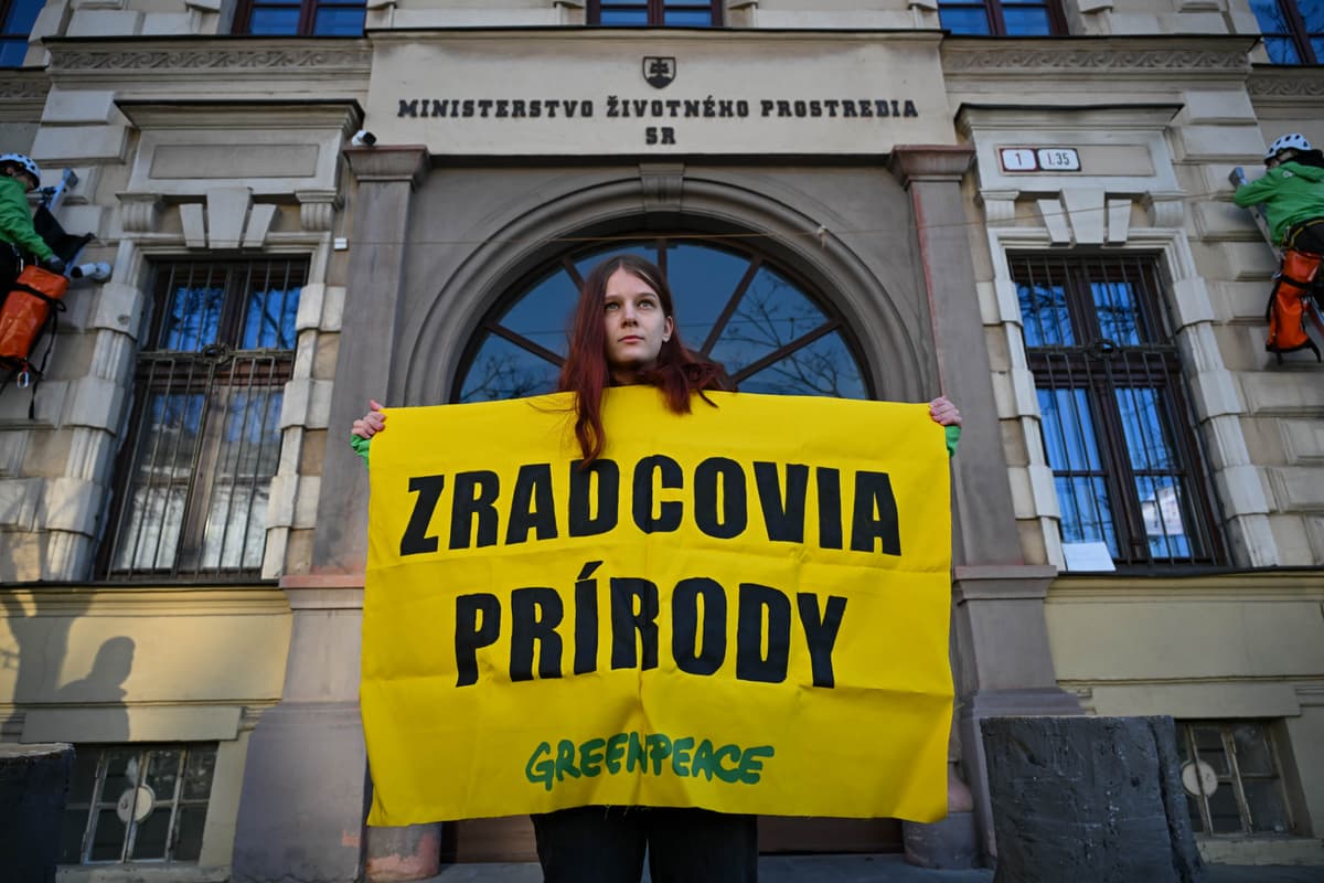 Na snímke aktivisti Greenpeace Slovensko počas protestnej aktivity pred budovou Ministerstva životného prostredia SR 4. marca 2024 v Bratislave, ilustračný obrázok. Foto: Pavol Zachar/TASR
