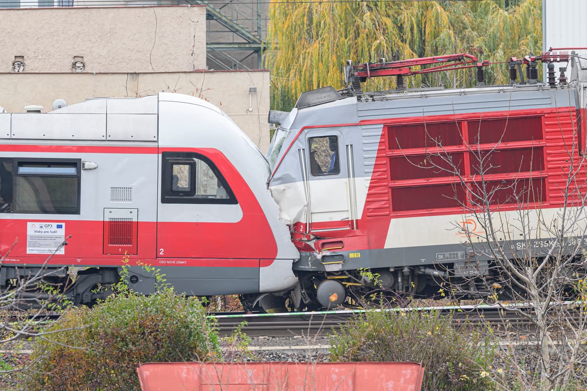 Nehoda vlakov na trati Pezinok - Bratislava. FOTO:TASR/Michal Svitok