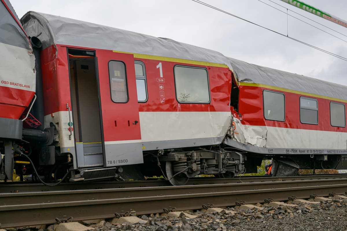Poškodený vozeň po zrážke vlakov pri Pezinku. FOTO: TASR/Michal Svitok