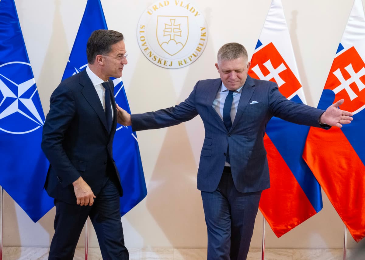 Marko Rutte a Robert Fico. Foto: Jakub Kotian/TASR