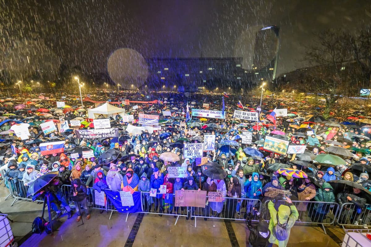 Na snímke ľudia sa účastnia na zhromaždení s názvom Nevezmú nám november. Foto: Jaroslav Novák/TASR