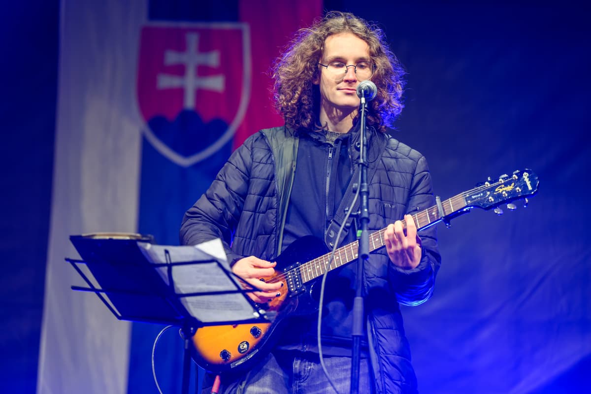 Študent Michal na proteste pri príležitosti 36. výročia Nežnej revolúcie. Foto: TASR/Jaroslav Novák