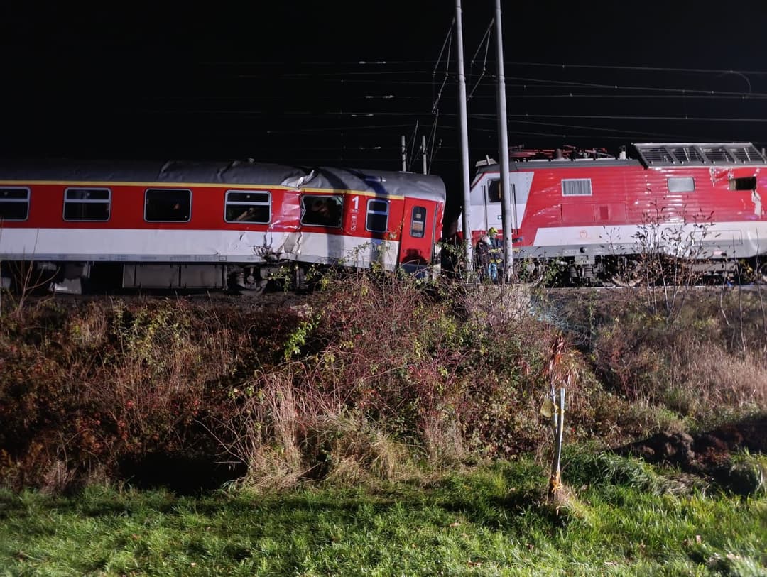 Zrážka vlakov pri stanici v Pezinku. FOTO: FB Michal Feik