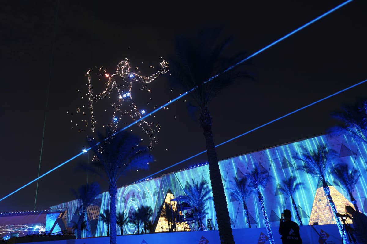 Drony na oblohe zobrazujú starovekú egyptskú postavu počas otvorenia Veľkého egyptského múzea v Gíze. FOTO: TASR/AP Photo/Amr Nabil