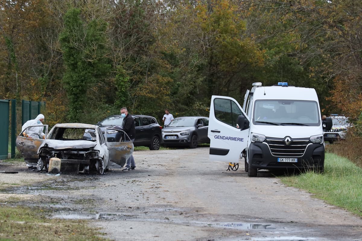 Forenzní experti zaisťujú stopy po tom, čo psychicky chorý vodič vrazil autom do chodcov na ostrove Île d'Oléron na západe Francúzska. FOTO: TASR/AP Photo/Yohan Bonnet