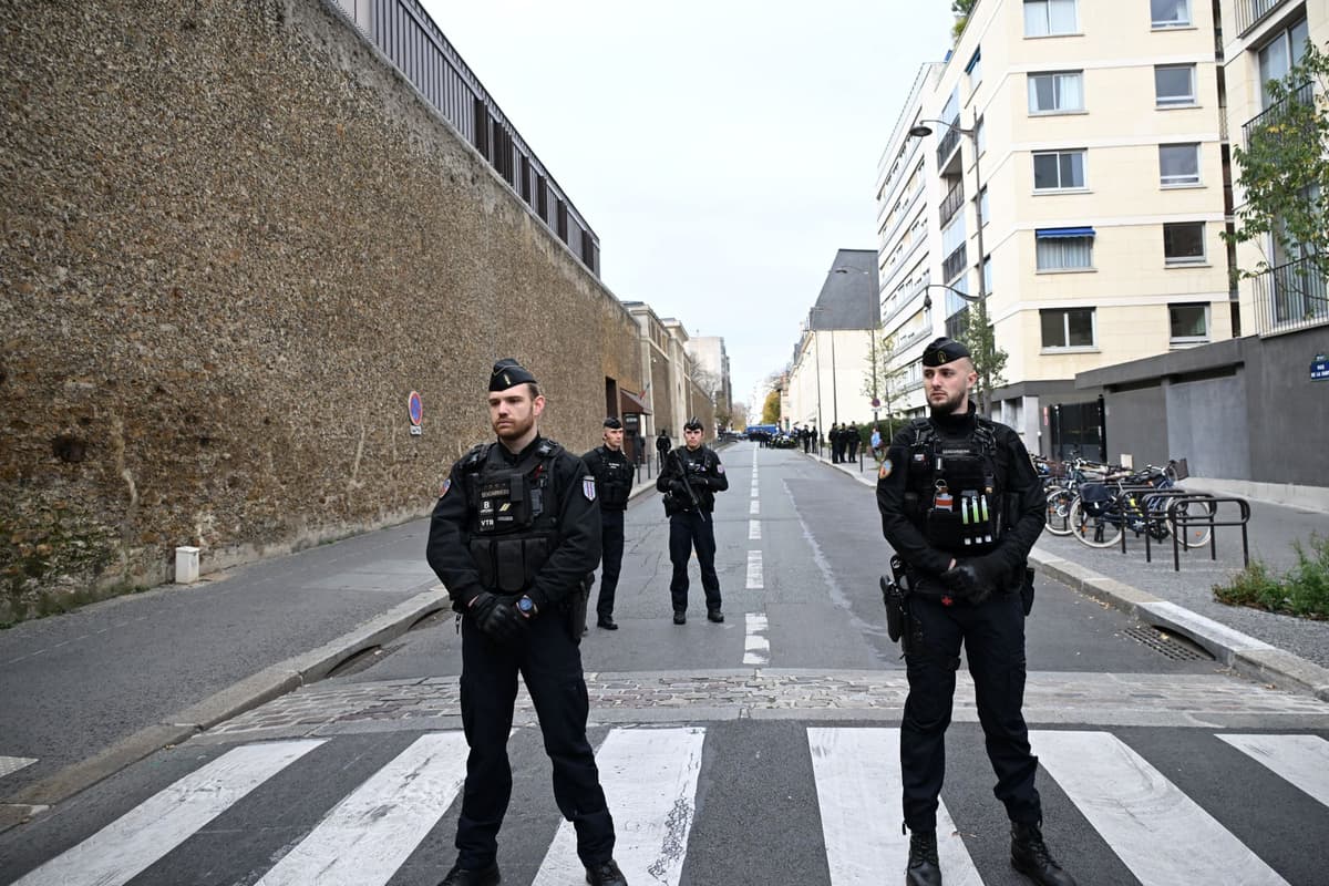 Policajti stoja pri väzení Sante, kde má byť Nicolas Sarkozy prepustený z väzenia, pondelok 10. novembra 2025 v Paríži. Foto: TASR/AP
