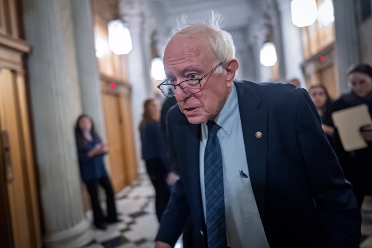 Senátor Bernie Sanders smeruje do snemovne, kde Senát hlasuje o ukončení najdlhšieho zastavenia činnosti vlády v histórii USA. Foto: TASR/AP