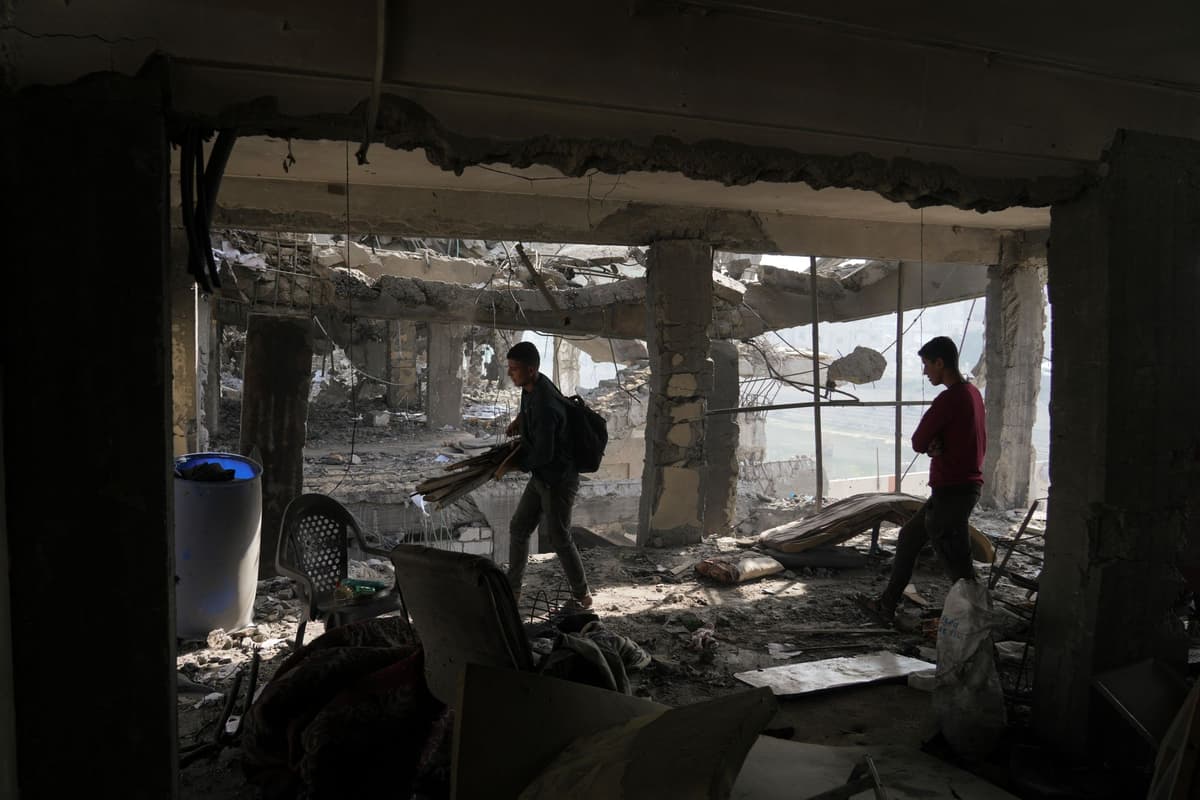 Palestínčania skúmajú trosky budovy zničenej deň po izraelských leteckých útokoch v meste Gaza 20. novembra 2025, ilustračný obrázok. Foto: TASR/AP