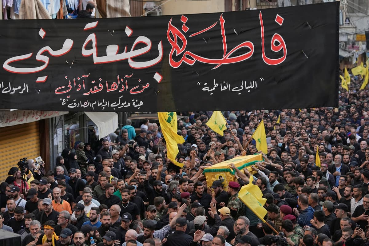 Bojovníci Hizballáhu nesú rakvu Hajsama Alího Tabatabáího počas jeho pohrebu v Bejrúte 24. novembra 2025. Foto: TASR/AP