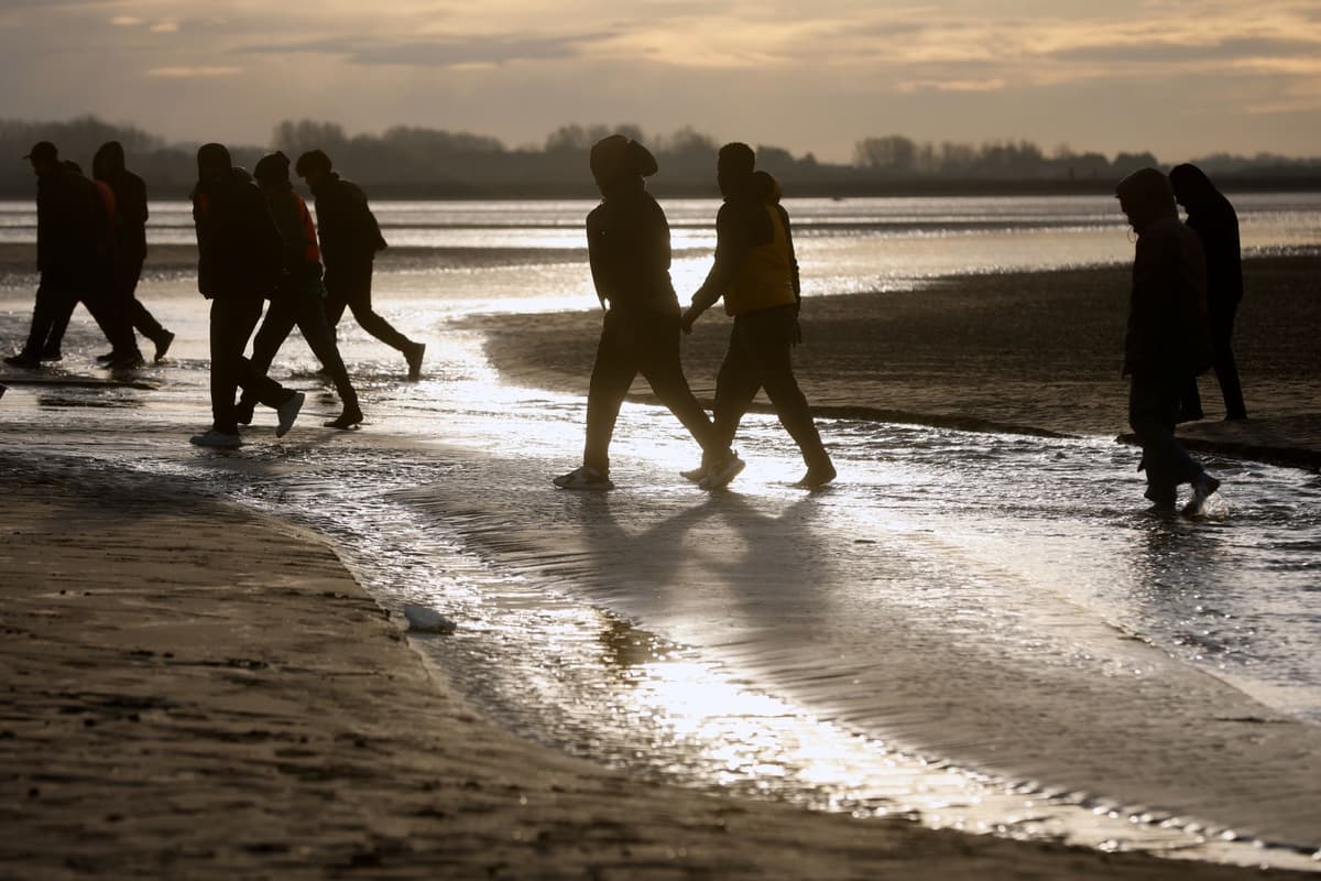 Migranti opúšťajú pláž po tom, čo sa im nepodarilo prekročiť Lamanšský prieliv a dostať sa do Británie, štvrtok 6. novembra 2025 v Gravelines v severnom Francúzsku. Foto: TASR/AP