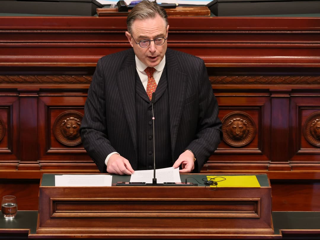 Bart De Wever vystupuje s prejavom na zasadnutí parlamentu v Bruseli v stredu 26. novembra 2025. Foto: TASR/AP