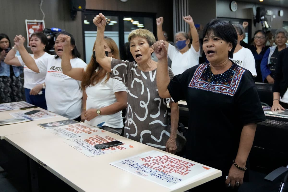 Rodiny obetí vojny proti drogám a ich podporovatelia v meste Quezon na Filipínach jasajú po zamietnutí žiadosti o Duterteho prepustenie v piatok 28. novembra 2025. Foto: TASR/AP