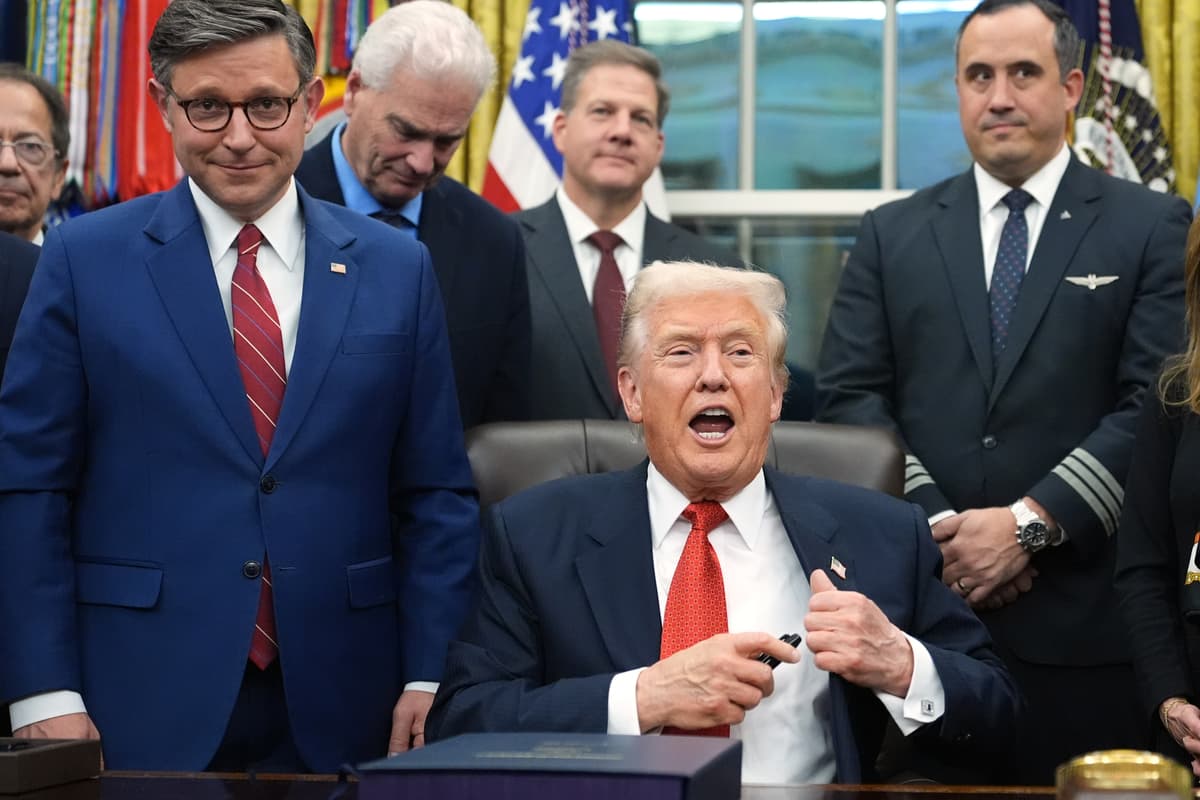 Donald Trump v Oválnej pracovni po podpise zákona. Foto TASR/AP
