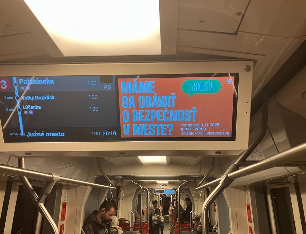 Pozvánka na diskusiu v petržalskej električke. FOTO: Redakcia Marker