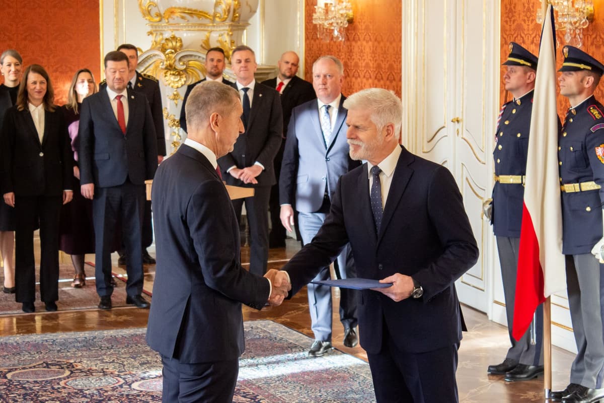 Na snímke predsedu hnutia ANO Andrej Babiš (v popredí vľavo), ktorého český prezident Petr Pavel vymenoval  za českého premiéra. Praha, 9. decembra 2025. Foto: Barbora Vizváryová/TASR