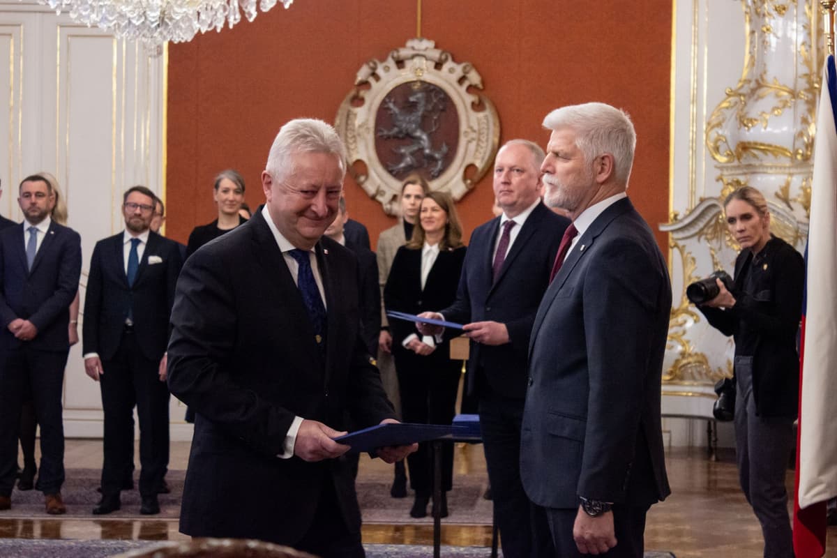 Jaromír Zůna preberá od prezidenta Petra Pavla poverenie riadiť rezort obrany počas vymenovania členov novej českej vlády v Prahe 15. decembra 2025. Foto: Barbora Vizváryová/TASR